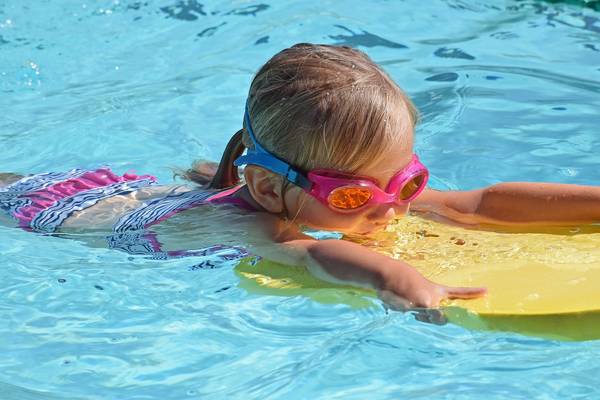Kind mit Taucherbrille beim Schwimmen