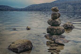 Wasser, Steine, Sujet