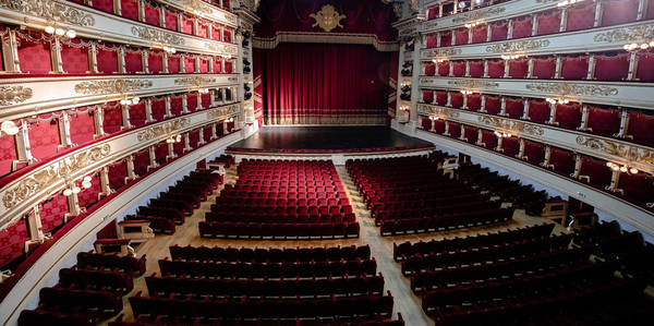 Opernfahrt, Oper, Bühne
